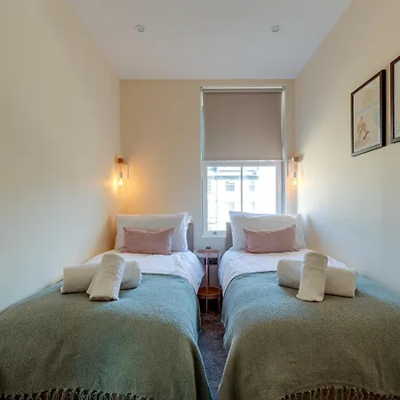 Bright North Bay Cricket Ground Views Appartement Scarborough