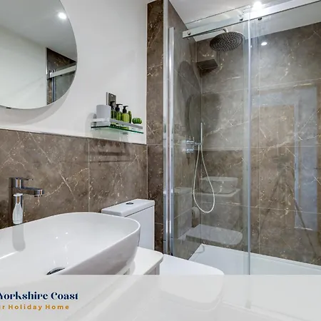 Bright North Bay Cricket Ground Views *