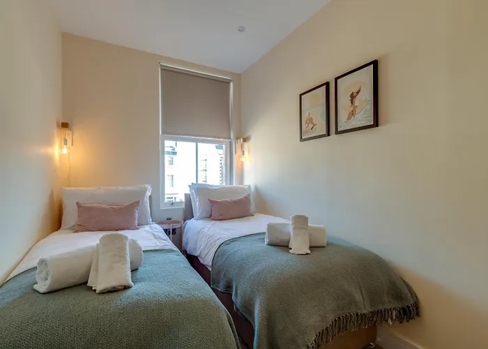 Bright North Bay Cricket Ground Views Appartement