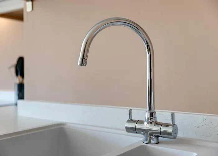 Bright North Bay Cricket Ground Views Appartement *