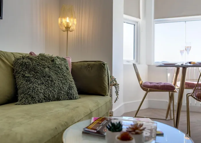 Bright North Bay Cricket Ground Views *