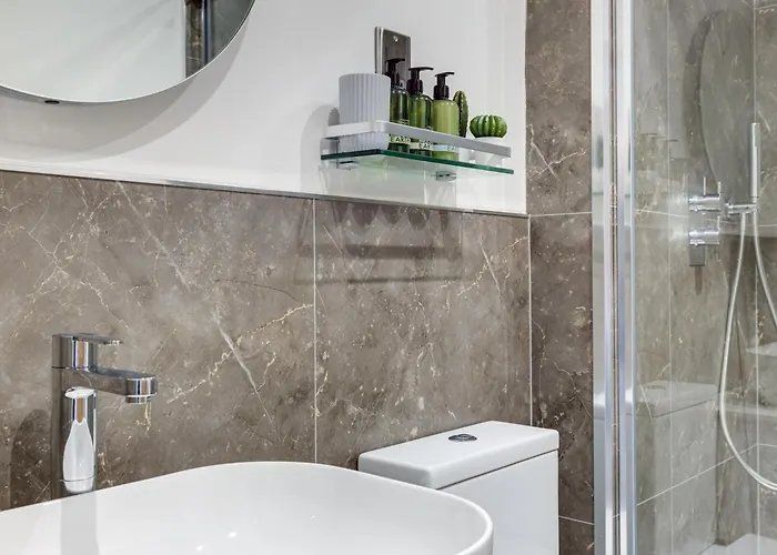 Bright North Bay Cricket Ground Views Appartement *