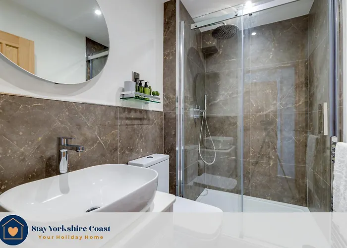 Bright North Bay Cricket Ground Views *