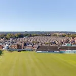 Bright North Bay Cricket Ground Views 公寓