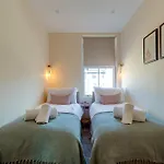 Bright North Bay Cricket Ground Views Appartement Scarborough