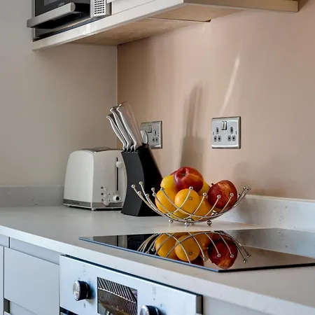 Bright North Bay Cricket Ground Views דירה סקארבורו