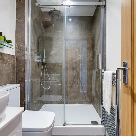 Bright North Bay Cricket Ground Views * Scarborough