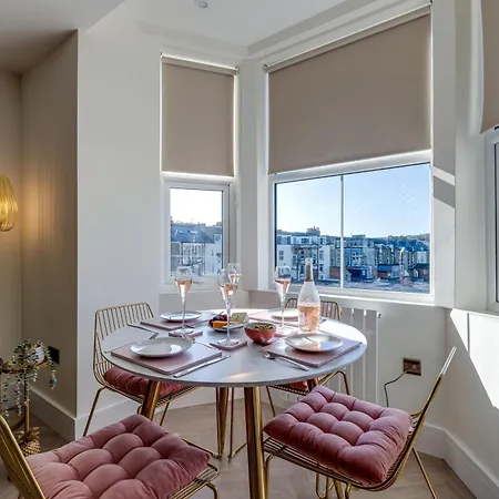 Bright North Bay Cricket Ground Views Apartment