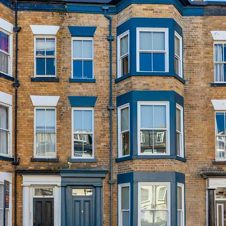 Bright North Bay Cricket Ground Views スカーバラ