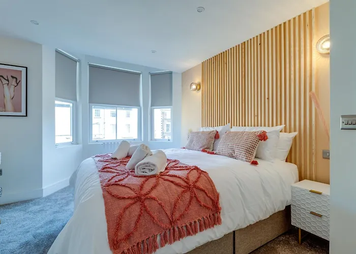 Bright North Bay Cricket Ground Views * Scarborough