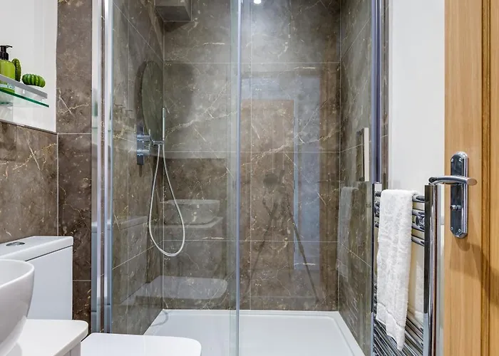 Bright North Bay Cricket Ground Views * Scarborough