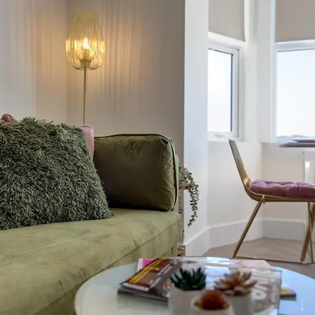 Bright North Bay Cricket Ground Views *