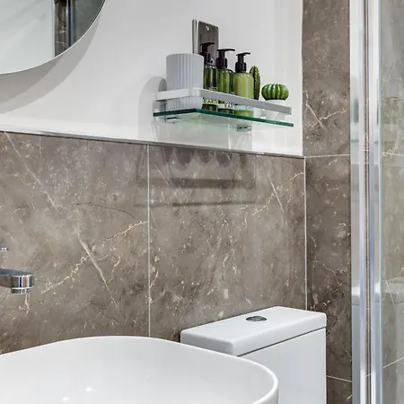 Bright North Bay Cricket Ground Views Apartamento *